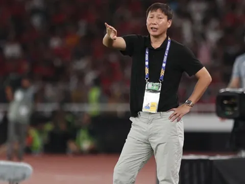 Báo Trung Quốc bất ngờ nhắc đến "cú ngã đau" của HLV Kim Sang-sik