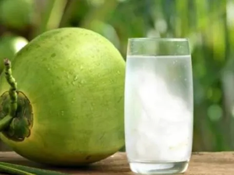 Nắng nóng nên uống nước gì: Nước cam hay nước dừa? Chuyên gia dinh dưỡng tiết lộ sự thật ít ai ngờ