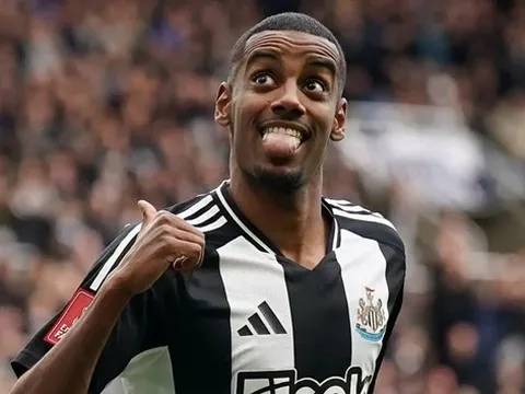 Thương vụ 150 triệu bảng đổ bể: Newcastle từ chối Liverpool, tương lai Isak bất định?