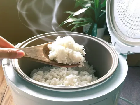 Cơm nguội sẽ không bị thiu nếu cho 1 thứ này khi nấu, mẹo hay nhiều người lại không biết