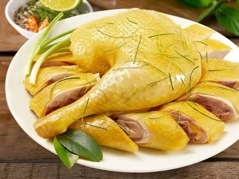 Luộc gà kiểu này, da vàng ươm, thịt ngọt thơm – không còn cảnh tanh đỏ, nước lã nhạt nhẽo