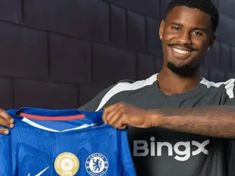 Vừa tới Chelsea, tân binh Jorrel Hato đã 'gây chiến' với cả Ngoại hạng Anh