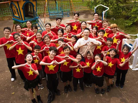 Từ “Yêu nụ cười Việt Nam” đến “Welcome to Vietnam”: Hoàng Bách kể chuyện Tổ Quốc bằng âm nhạc hiện đại