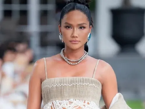 H'Hen Niê gây lo lắng khi catwalk trên giày cao gót dù sắp sinh em bé