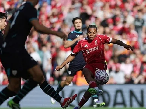 Rio Ngumoha tiếp tục gây sốt sau màn trình diễn xuất sắc trước Athletic Club