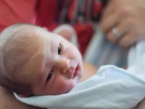 Cha mẹ cần biết: 3 kiểu người không nên bế trẻ sơ sinh đầu tiên, kẻo ảnh hưởng vận khí cả đời