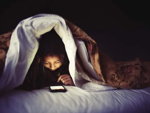 Trong ngày có 1 thời điểm nguy hiểm không nên dùng điện thoại, nhiều người đang mắc sai lầm mà không biết