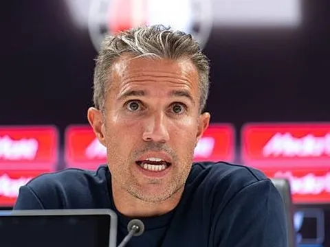 Hạ Fenerbahce, Van Persie đáp trả lời thách thức của Mourinho