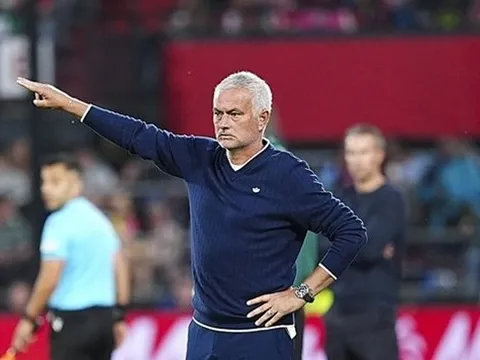 Mourinho tuyên chiến với Feyenoord sau thất bại 1-2: "Chào mừng đến địa ngục Kadikoy"