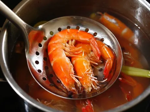Luộc Tôm cho 1 thìa này vào, tôm đỏ au, ngọt thịt gấp 3 lần
