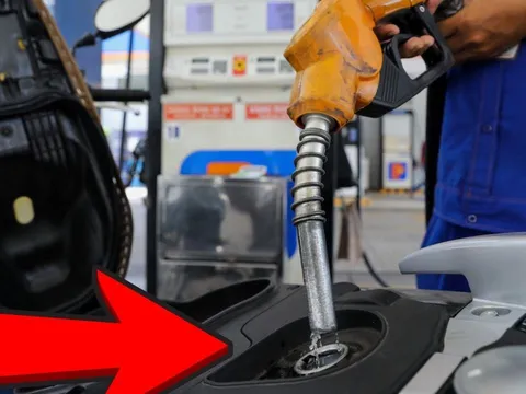 Đổ xăng cứ làm theo cách này: Biết ngay xăng có bị pha tạp không, người bán không thể giấu