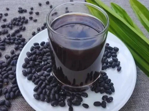 Uống nước đỗ đen rang rất tốt nhưng không dành cho 5 nhóm người này