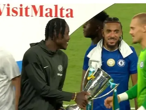 Jorgensen trêu đùa Chalobah trong lễ nâng cúp của Chelsea