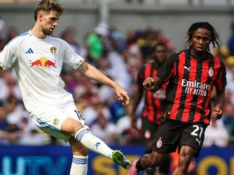 Leeds cầm hòa AC Milan trong trận tổng duyệt trước mùa giải