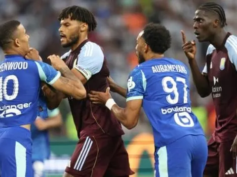 Greenwood ghi bàn rồi bị Mings xé áo trong trận Marseille thắng Villa