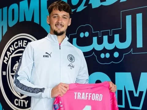 James Trafford ngạc nhiên với đội hình Man City