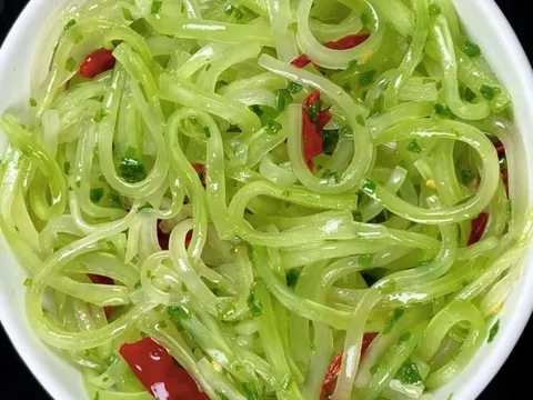 Cách làm Salad Ngó Xuân rất giòn, ngọt, mọng nước và tươi mát, rất thích hợp ăn vào thời tiết nóng bức