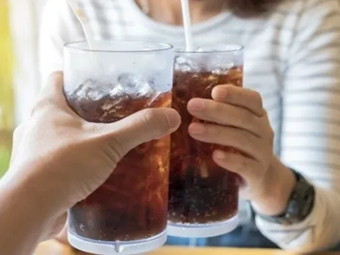 Loại nước tưởng lành mạnh này lại tăng nguy cơ đột quỵ và Alzheimer gấp gần 3 lần, cẩn thận kẻo hối tiếc