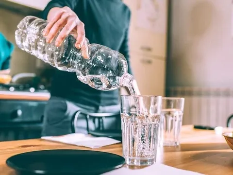 Uống bao nhiêu cốc nước mỗi ngày để thận khỏe, hoạt động tốt?