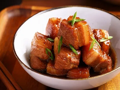 Nấu thịt kho tàu chỉ bỏ nước và mắn thôi chưa đủ: Bỏ thêm loại nước này vào thịt mềm tan, ăn không ngán