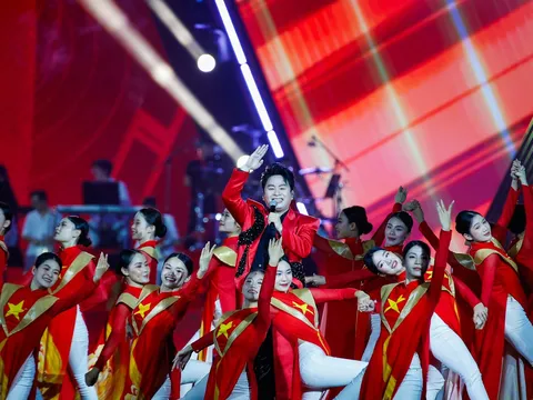 Tùng Dương mang “Viết tiếp câu chuyện hòa bình” lên một tầm cao mới tại Concert Quốc gia “Tổ Quốc Trong Tim”