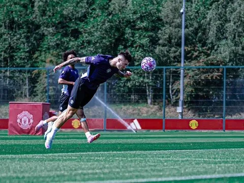 Nhìn Sesko đánh đầu, CĐV MU cảm thán: "Có phải tôi đang nhìn thấy Van Persie?"