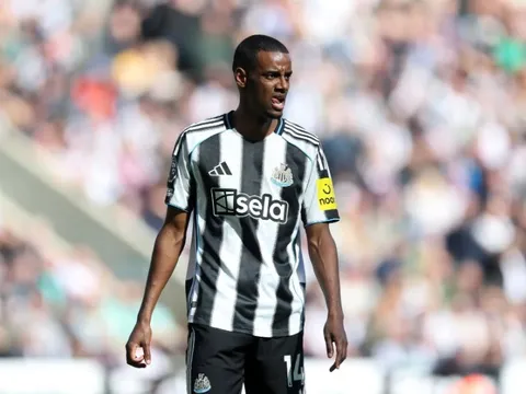 NÓNG: Liverpool chuẩn bị sẵn đề nghị thứ hai cho Isak, chỉ chờ Newcastle "mở cửa"