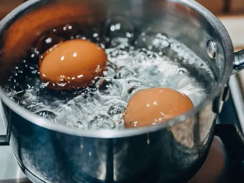 Vì sao luộc trứng nên cho thêm giấm?