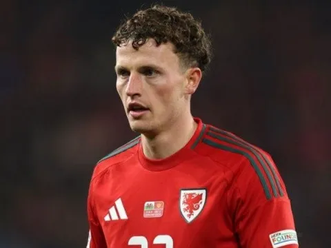 Wrexham phá kỷ lục chuyển nhượng, đóng tân binh thứ 9 Nathan Broadhead