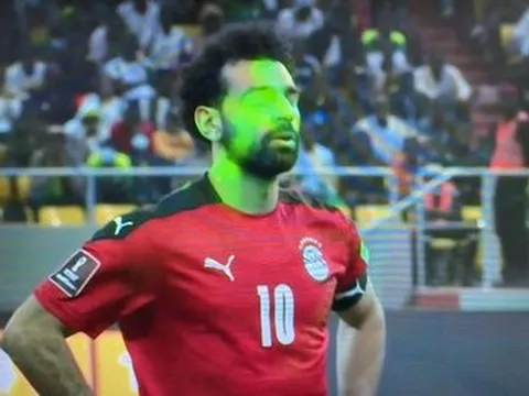 Ánh sáng chói lóa chiếu thẳng vào Salah trước quả penalty