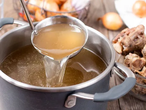 Khi hầm xương, nên mở vung hay đậy vung nồi?