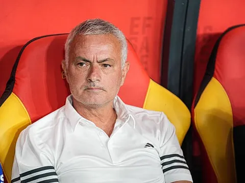 Fenerbahce của Mourinho đánh rơi chiến thắng khó tin ngày ra quân