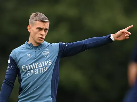 CĐV Arsenal phát hiện manh mối chuyển nhượng quan trọng trước đại chiến Man Utd