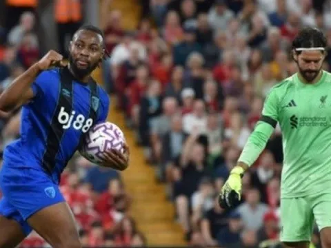 Liverpool bộc lộ "vết nứt" phòng ngự dưới thời Arne Slot