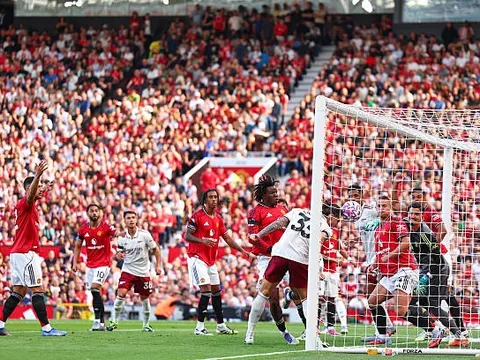 Chuyên gia BBC: "Altay Bayindir thật yếu kém!"