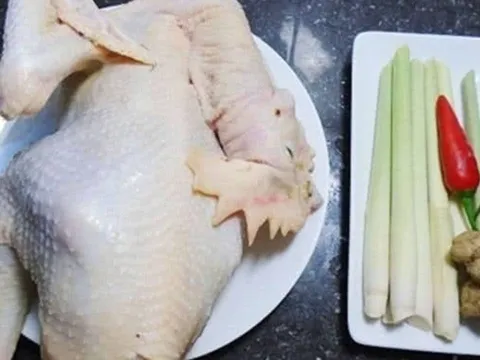 Tuyệt chiêu luộc gà vàng da, thịt ngọt: Không còn tanh, đỏ nhạt với mẹo đơn giản này