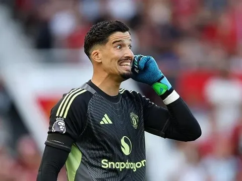 Bayindir bị Neville chê trách sau trận MU - Arsenal