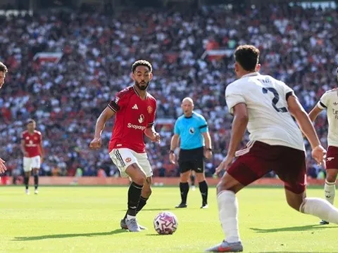 Bộ đôi 133 triệu bảng tạo 9 pha dứt điểm, Man United hứng khởi dù thua
