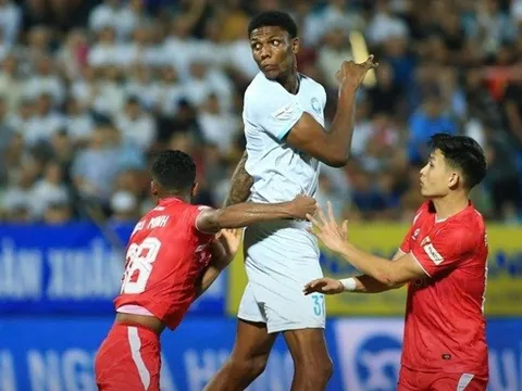 Đình Triệu nói về tân binh cao hơn 2m của V.League
