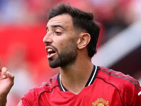 Rio Ferdinand chỉ ra vấn đề khi Bruno đá thấp hơn