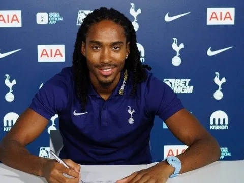CHÍNH THỨC! Djed Spence ký hợp đồng mới với Tottenham