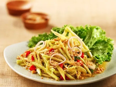 Cách làm gỏi xoài chua cay kiểu Thái càng ăn càng mê mẩn