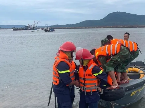 Giông lốc làm lật bè ở Quảng Ninh, 17 người gặp nạn