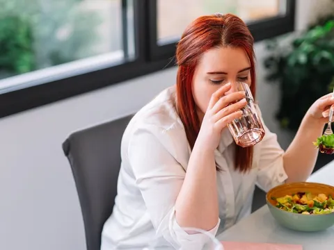 Vừa ăn vừa uống nước: Thói quen vô hại hay ảnh hưởng đến tiêu hóa, sự thật khiến ai nấy ngỡ ngàng