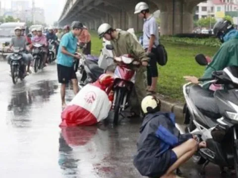 Từ 2025: Dừng xe mặc áo mưa giữa đường có thể bị phạt tới 5 triệu đồng, áp dụng trong trường hợp nào?