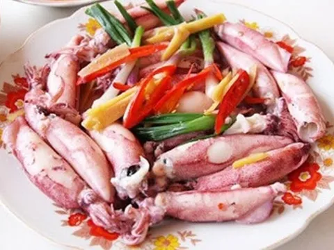 Hấp mực chỉ bỏ nước thôi là dại: Thả thêm loại nước đặc biệt này vào mực hết sạch mùi tanh, giòn sần sật