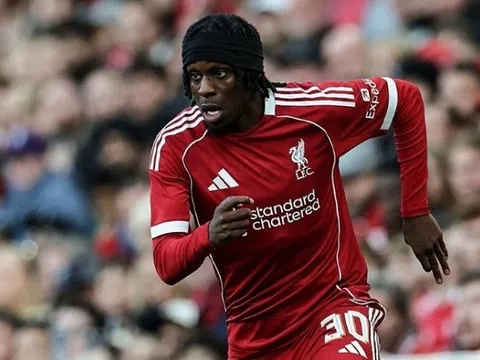 NÓNG! Liverpool mất Frimpong vì chấn thương gân kheo