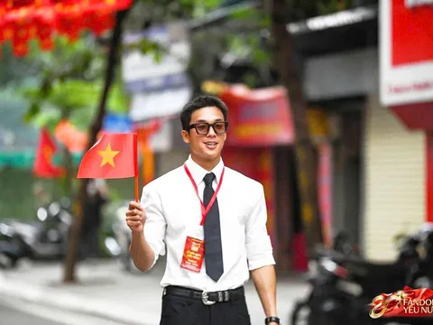 “Nam thần khẩu trang” Hưng Nguyễn gây chú ý tại buổi tổng hợp luyện diễu hành 2/9