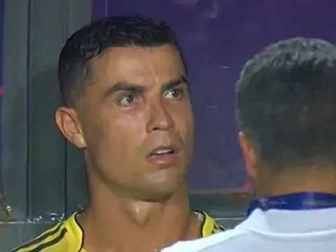 Ronaldo rưng rưng ngày Al-Nassr lỡ hẹn danh hiệu