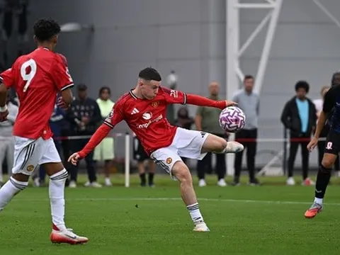 Con trai Rooney ghi bàn, U18 MU hủy diệt Middlesbrough
